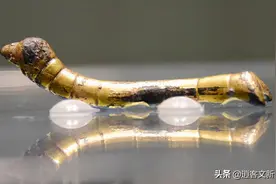 陕西农民挖沙挖到“金蚕”，拒绝文物贩子收购，上交后获百元路费图片