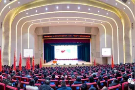 刘艳丽为878名新任村干部上专题党课图片