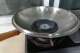 锅盖倒扣在锅上，这个方法真实用，用途很少人懂，我也刚刚知道视频封面