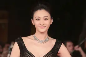 李小冉丝毫不在意年纪，穿紧身蕾丝裙秀身材，没让人失望图片
