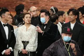 陈豪颁奖礼拒戴透明口罩获好评，为保家人安全宁愿牺牲靓样图片