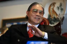同样是富豪，为何李嘉诚出门20个保镖都不够，而霍震霆一个都不带图片