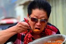 不听医生劝告，喜欢辣椒配白酒吃的“中国辣王”，他现在变成这样图片