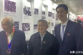 英姿飒爽！43岁王励勤正装出席活动，退役后担任要职，妻子美艳图片