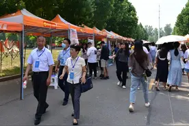 河南护理职业学院成功举办2021年毕业生就业双向选择洽谈会图片