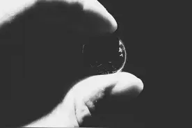 不论你处于什么年纪，有些事情一定要想清楚，尽量别给自己添累图片