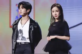 娄艺潇够个性，轻纱“儿童裙”当腰封用，配T恤短裙坐姿太优雅了图片