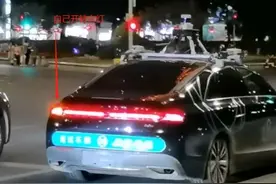 广东“最牛”小轿车，未悬挂车牌上路，交警见了也不敢拦图片