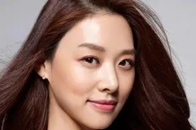 韩国模特演员，中央才女耐看显瘦 深色穿搭显瘦显白图片