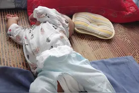 宝宝睡觉往上拱，宝妈需注意，“奇特睡姿”背后有原因图片
