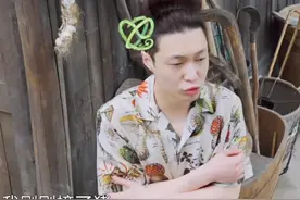 《向往》张艺兴素颜起床照火了！确定真的是30岁？头发蓬乱大写懵图片