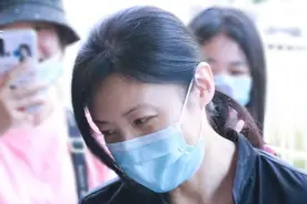 52岁周涛上班接地气！发质浓密又黑，休闲裤配黑衬衫显最美腰臀比图片