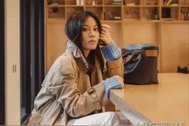 早秋穿风衣，还是配“烟管裤”最高级！时髦显瘦，40岁女人穿特美图片