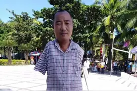 人生当自强！无臂父亲练就一手好字，与3岁女儿街头写字谋生图片