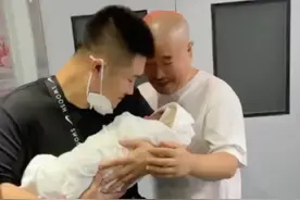 52岁“刘能”开心抱孙，激动到现场泪崩，长子王亮亲吻太太额头图片