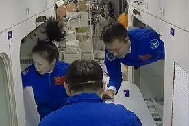 王亚平不容易！空间站里没水洗头洗澡，航天员如何坚持180天？图片