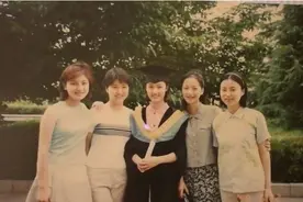 前央视主持人，富豪为她净身出户，被扶正后连生两胎，成豪门富太图片