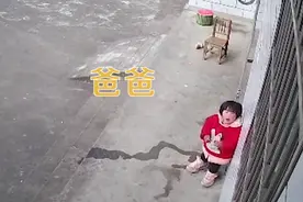这个火爆全网的两岁女孩：她的笑容里，藏着700万孩子的泪图片