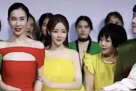 42岁温峥嵘走秀台不怯场，傲人身材比超模还辣！站C位抢足风头图片