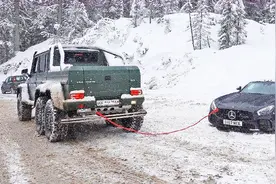 老外开奔驰GTR雪山越野，一脚油门陷进雪地，200万还要求救？视频封面