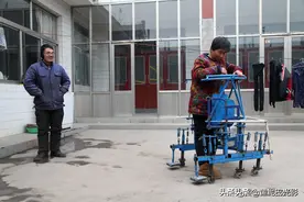 山西农民自制“康复车”，让脑梗母亲重新学走路，看啥样子图片