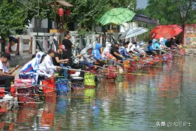 黑坑放两千斤鱼赌钓，渔获强制回收不让带走，钓位竟还座无虚席图片