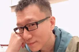 50岁孙红雷晒减肥照，眼睛变大尖下巴明显，与从前判若两人？图片