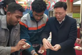 过小年！湖北留学生包饺子，感受中国年味视频封面