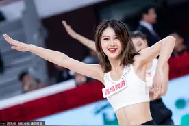 颜值在线身材曼妙！Newstar拉拉队C位少女赛场热舞，深受观众喜爱图片