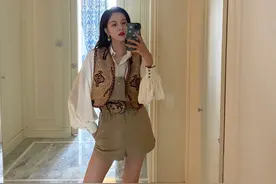 女生如何对镜子自拍秀穿搭，get宋妍霏的这些自拍姿势和技巧就够图片