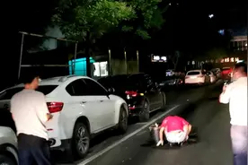 蹊跷！修好的井盖竟频频松动 城管夜间连续蹲守发现原来有人捞“油水”图片