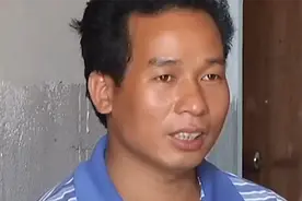 老人奄奄一息，银行非要本人来，家属抬进银行后猝死，谁的责任？图片
