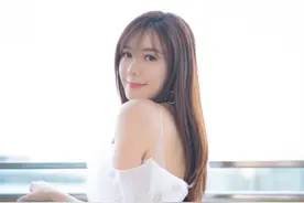 模特周韦彤“小清新”图片，天热了，比较容易上火，备纸看图片图片