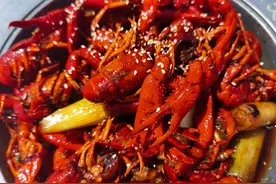 郑州小龙虾门店数量同比下滑74%！夜宵“顶流”行情遇冷？业内这样说图片