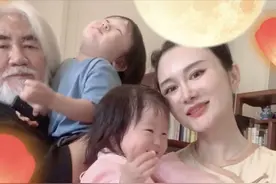 70岁张纪中晒全家福庆中秋！混血儿子罕见露面，曾否认其是私生子图片