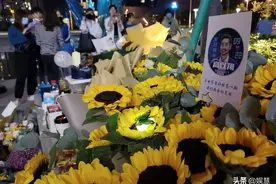 高以翔36岁冥诞，粉丝齐聚花坛旁悼念，一封封祝福书信惹人泪目图片