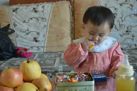 对娃危害最大的5种零食，你给娃吃过几种？选零食记住这4种原则图片