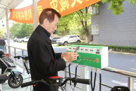 “飞线”不飞了！这个居委巧用空间，让居民在家门口就能安全充电图片