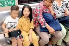 地铁上姐弟俩的“坐姿”火了，引众乘客称赞：有家教的孩子最美图片