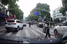 事发常州：交警指挥车辆斑马线礼让，老人带孩子刚过一半被撞倒图片