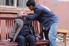她演70多个母亲角色，因戏终身不孕，61岁当奶奶的年纪才当妈图片