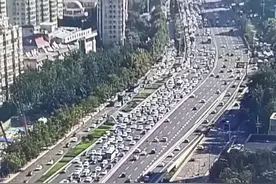 受二环高架事故影响，济南经十路燕山立交以东，东向西方向压车严重图片