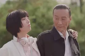 连床戏都不摘！84岁谢贤亲揭长期戴墨镜原因，直言是为了挡桃花图片