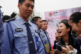 由公安局直接招聘辅警，年薪有望达到15万，还有机会转“事业编”图片