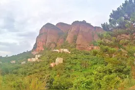 麻垌白石山，远看感觉有点像丹霞山图片