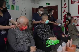 万人说新疆 | 久久重阳 为老人洗脚图片