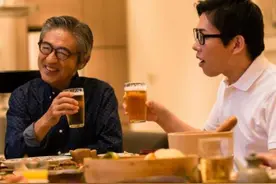 给老板敬酒只会说“我敬您”？学会这3招，老板高看你一眼图片