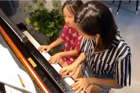 黄多多和妹妹四手联弹 姐妹俩对镜甜笑灵动可爱图片