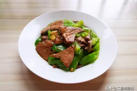 三八节女性关爱自己，分享青椒猪肝的做法，补铁又补钙图片