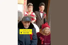8旬老母含泪扒车窗送21岁养女出嫁，养女一声声“妈”让人泪下图片